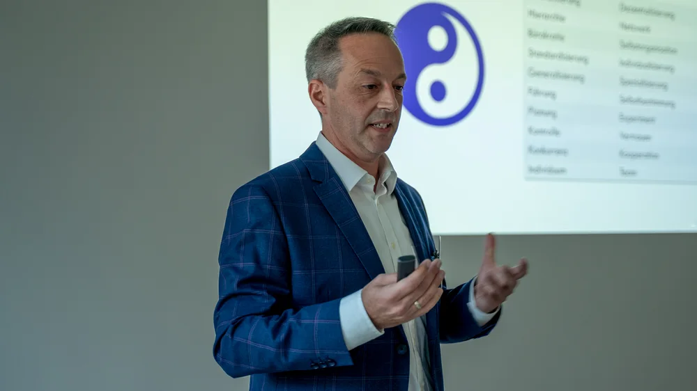 Florian Schulz erklärt Hierarchie und Dezentralisierung in der Organisationsentwicklung
