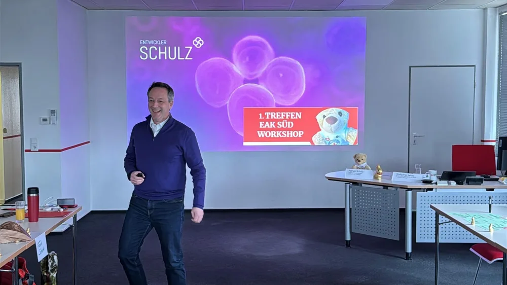 Florian Schulz leitet einen Workshop zur Organisationsentwicklung